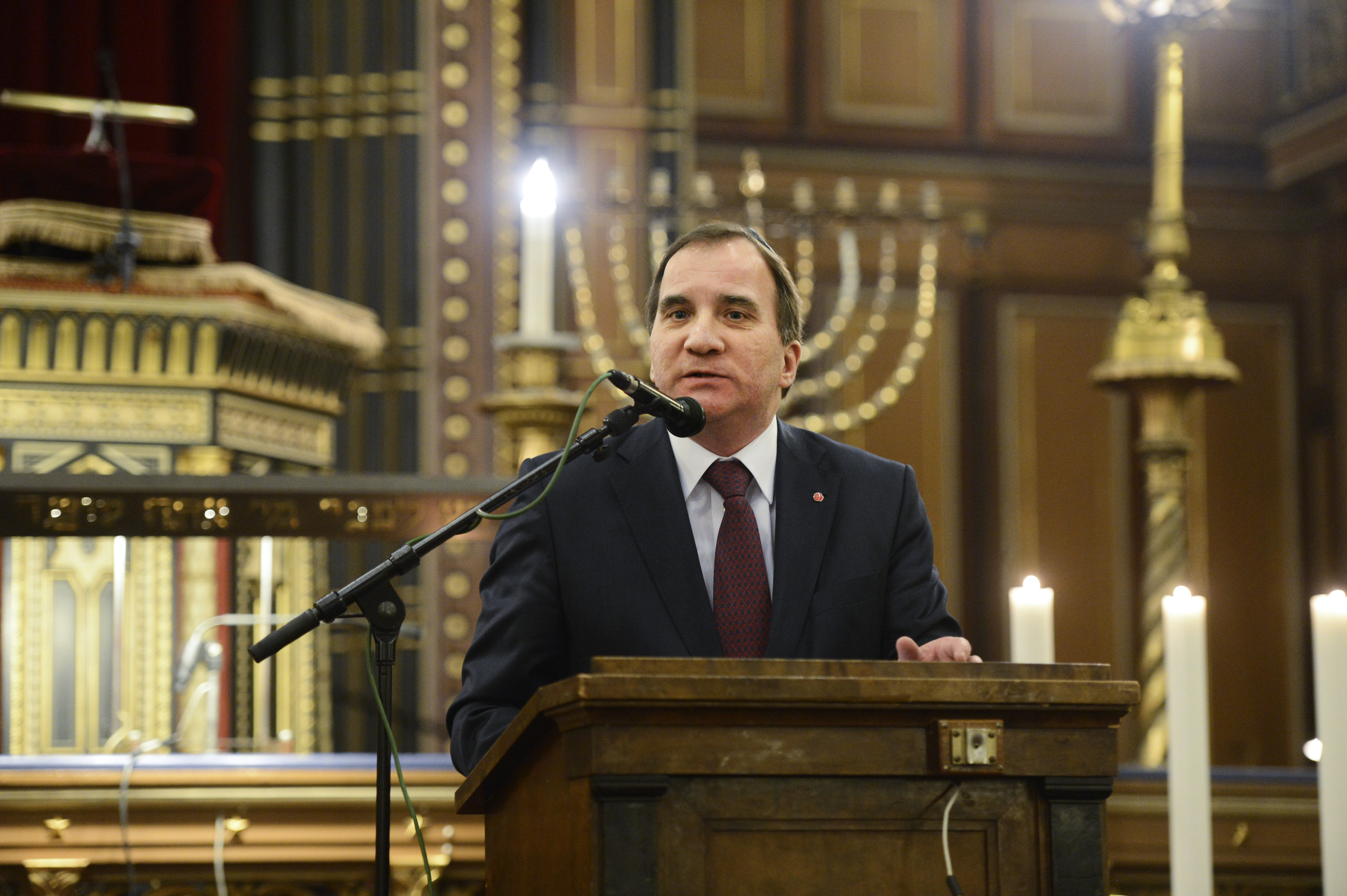 2013 höll nuvarande statsminister Stefan Löfven tal i en synagoga på minnesdagen. 2013 höll nuvarande statsminister Stefan Löfven tal i en synagoga på minnesdagen.