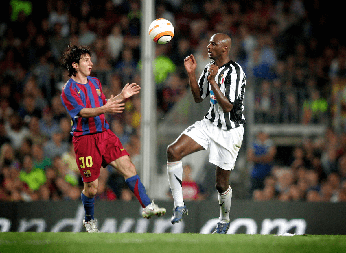 Messi i en duell med Juventus Patrick Viera. Messi i en duell med Juventus Patrick Viera.