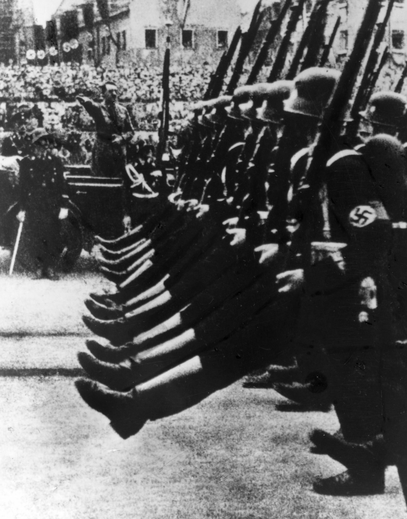 Gestapo och SS-soldater var de som lydde under Hitlers order.