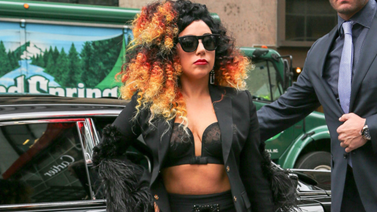 Lady Gaga i fluffigt hår. 