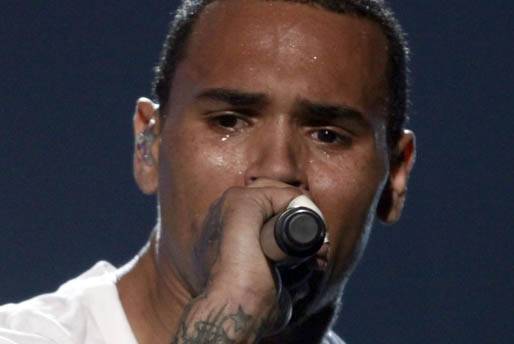 Chris Brown bröt ihop i tårar under sin hyllningslåt till Michael Jackson.