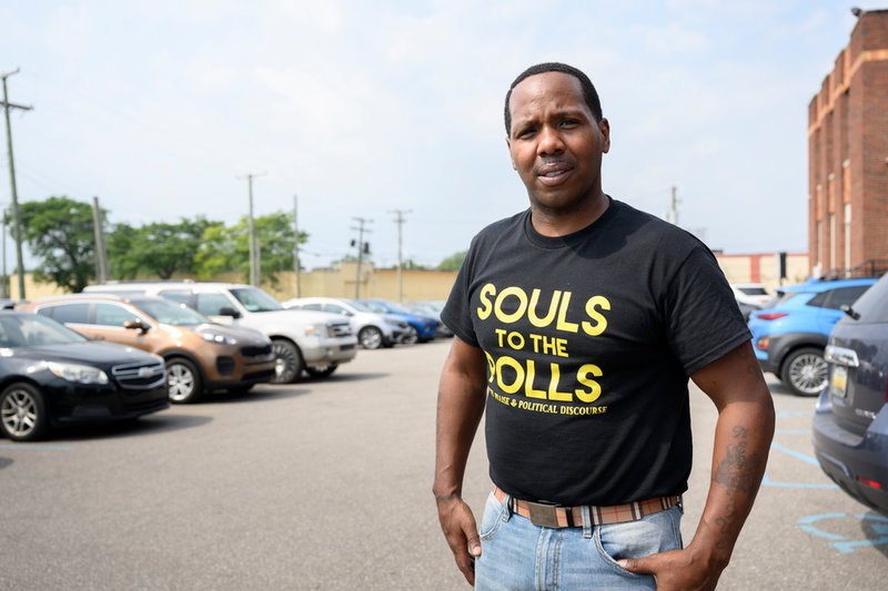 Ramon Jackson, politisk aktivist som jobbar med projektet Souls to the Polls som syftar till att utbilda svarta i Detroits utsatta områden om USA:s valprocess.