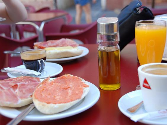 SPANIEN. På frukostborden i Spanien hittas ofta "pan con tomate" (toast med gratinerad tomat). Det händer också att man äter "churros". SPANIEN. På frukostborden i Spanien hittas ofta "pan con tomate" (toast med gratinerad tomat). Det händer också att man äter "churros".