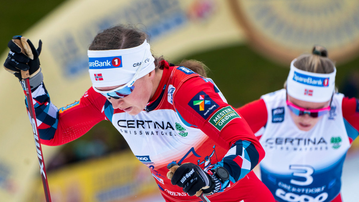 Tiril Udnes Weng och Anne Kjersti Kalvå jagar Frida Karlsson i Tour de Ski.