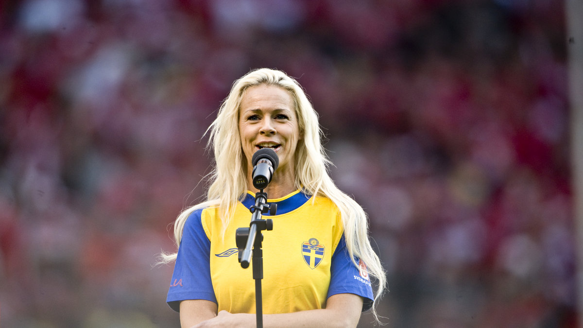 Malena Ernman sjunger nationalsången inför Sverige-Danmark.