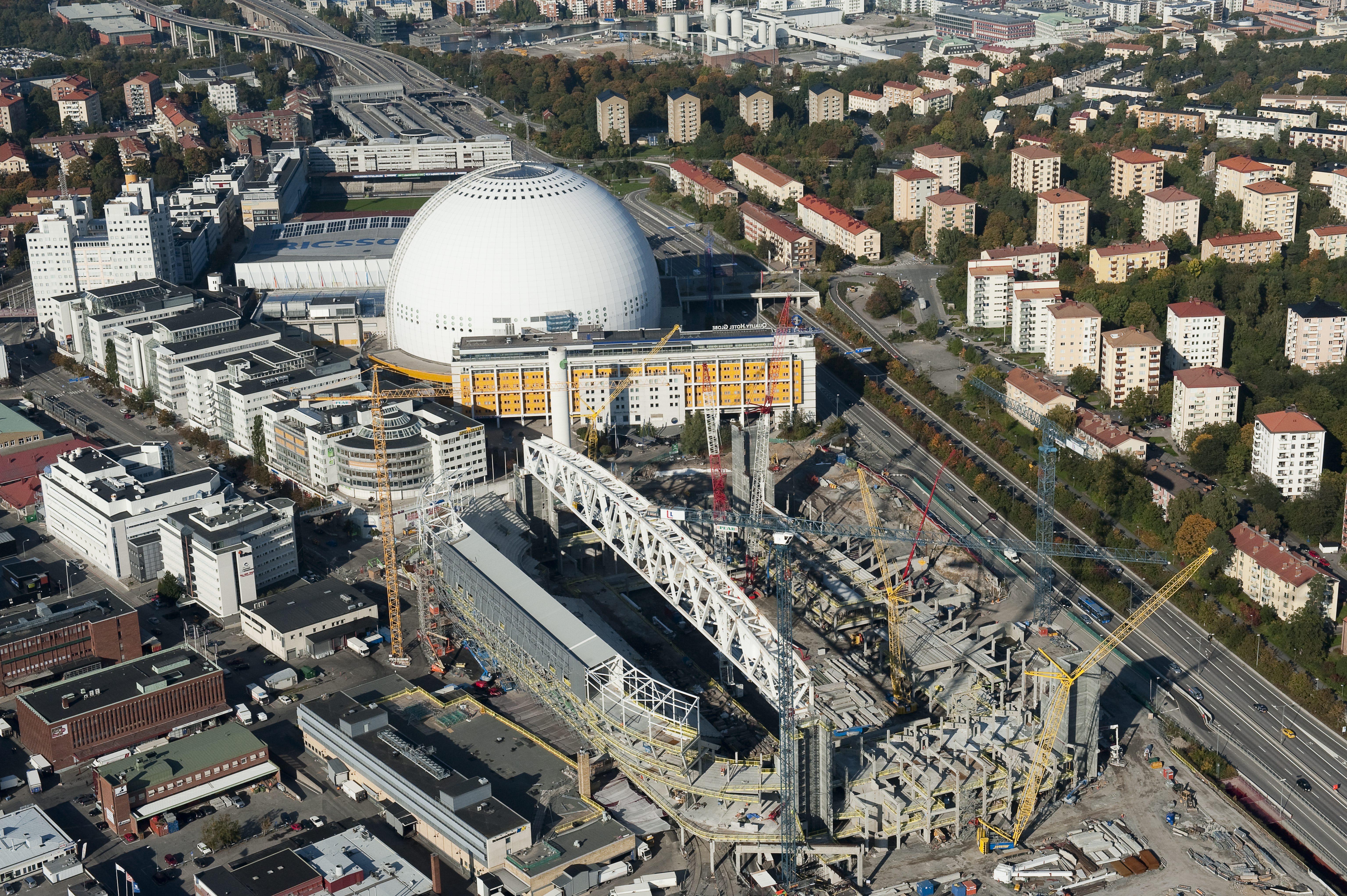 Vy över Stockholmsarenan, Söderstadion skymtar där bakom.