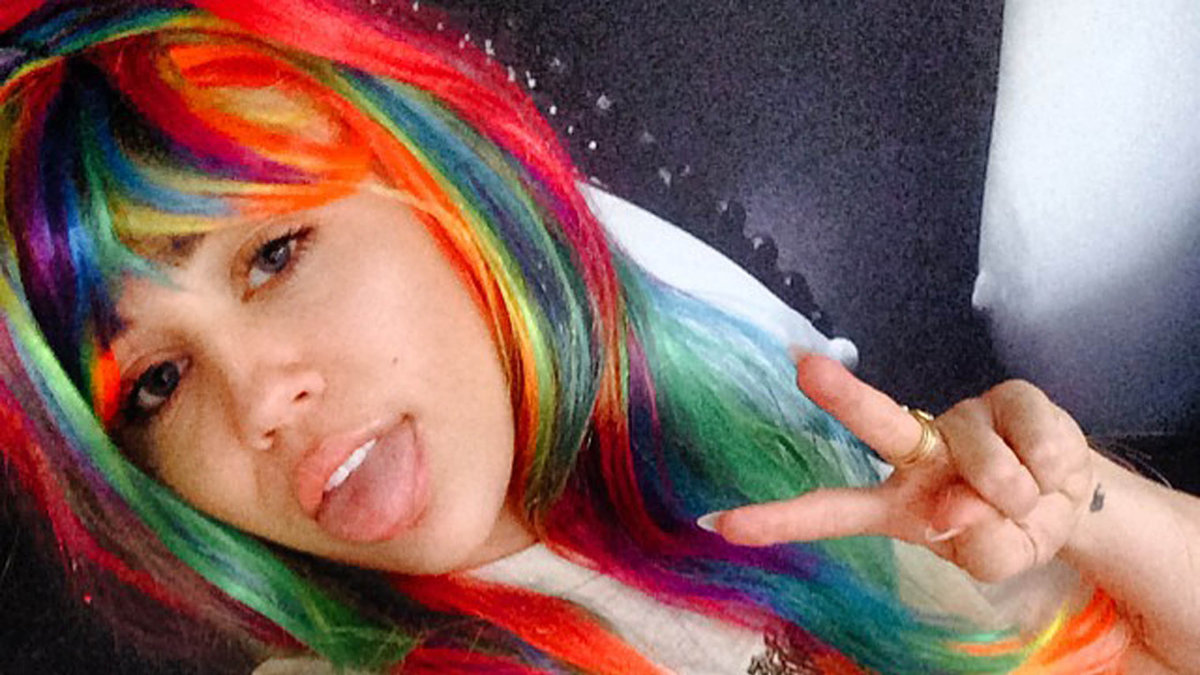 Det verkar som att Miley är sugen på att testa på det mesta. Här i den senaste Hollywood-trenden, regnbågsfärgat hår. 