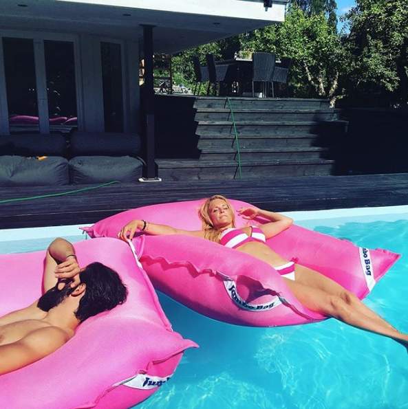 Korosh och Laila i poolen på Lidingö. Korosh och Laila i poolen på Lidingö.