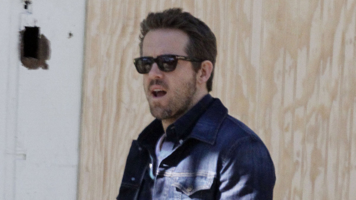 Ryan Reynolds höll tidigare en låg profil, men sedan hans äktenskap med Blake Lively har han lagt om sin stil. Nu har han gått med på förplanerade paparazzifotograferingar där han äter youghurt, bär runt på en Burger King-påse, ler på ett Nespresso-café och smeker en motorcykel.