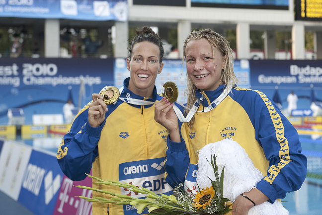 Sarah Sjöström tillsammans med bronsmedaljören Therese Alshammar.