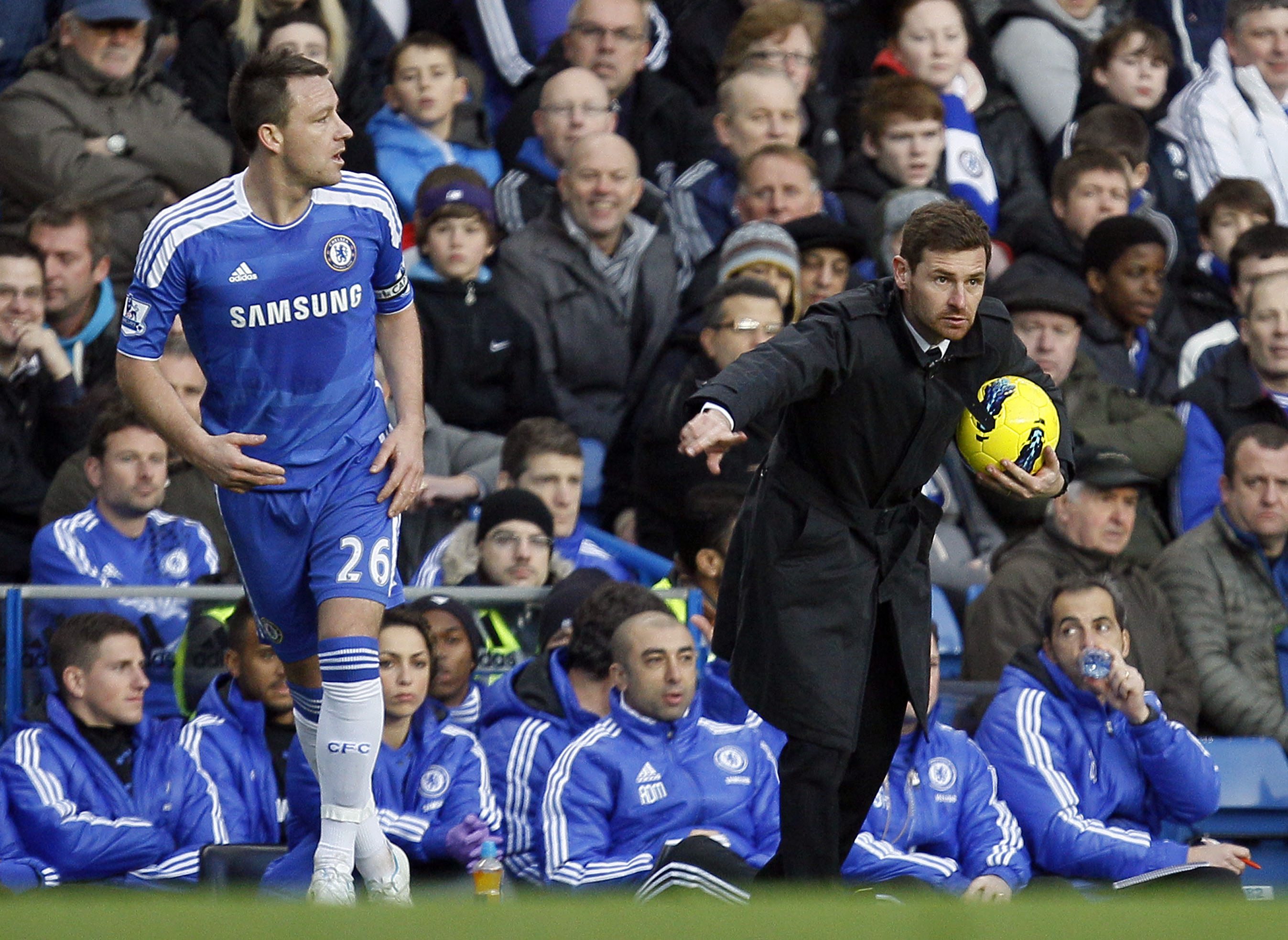 Med en liknande bakgrund som Mourinho hoppades Chelseas fans på en ny storhetstid med André Villas Boas som tränare. Efter förlusten mot W.B.A rann bägaren över och portugisen fick sparken fjärde mars i år. Med en liknande bakgrund som Mourinho hoppades Chelseas fans på en ny storhetstid med André Villas Boas som tränare. Efter förlusten mot W.B.A rann bägaren över och portugisen fick sparken fjärde mars i år.