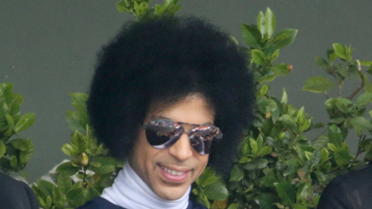Prince kollar på tennis. 