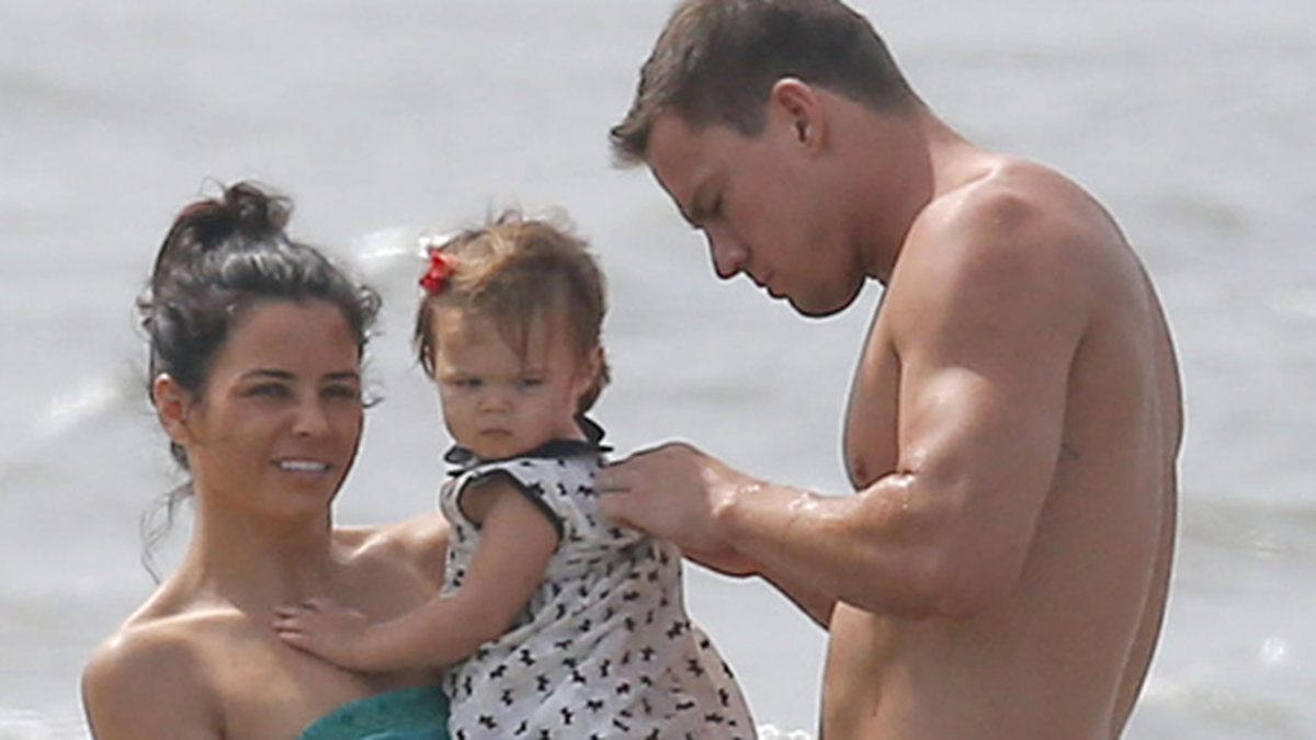 Med på stranden hade Channing sin fru Jenna Dewan och sin dotter Everly. 