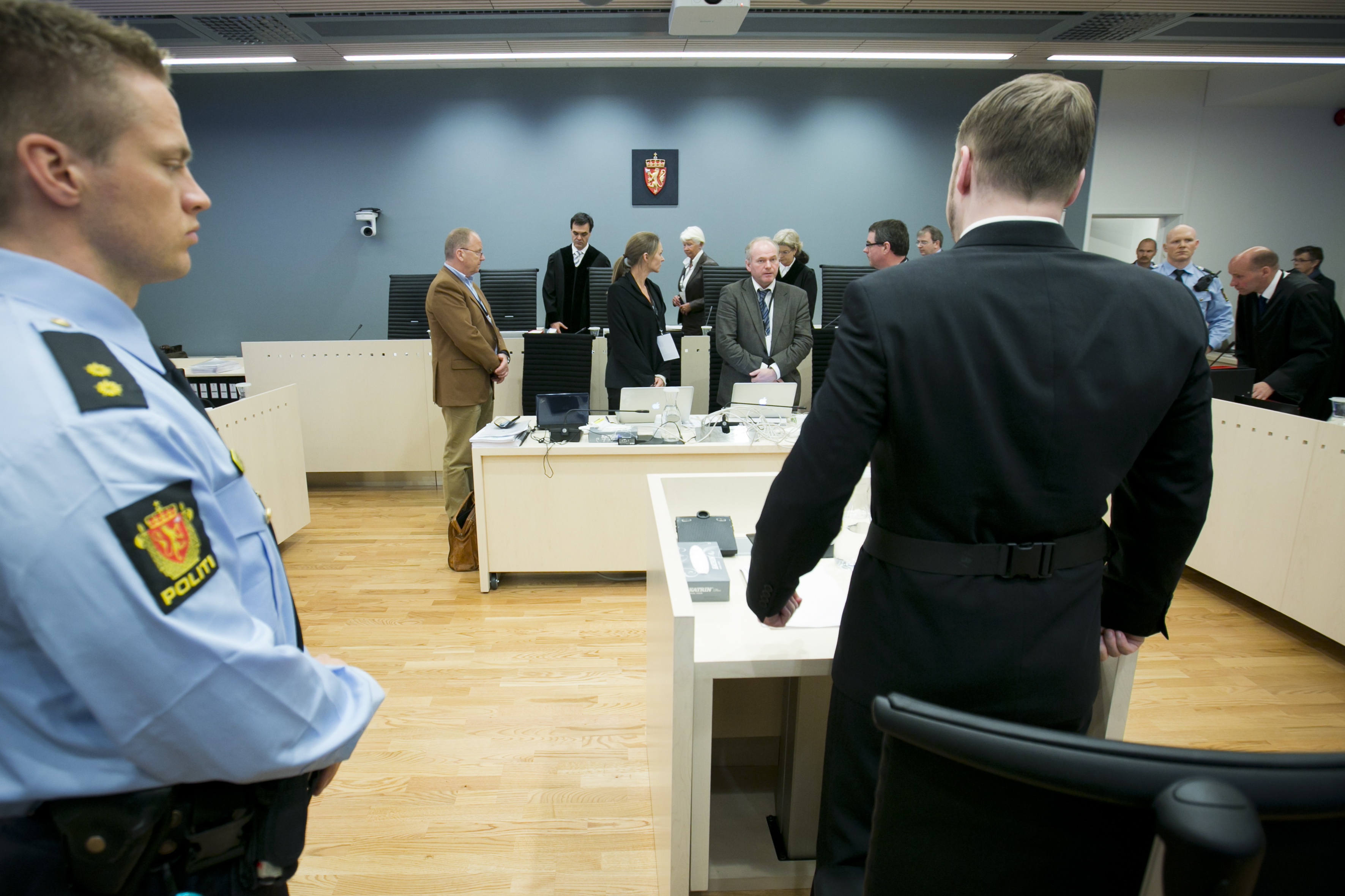 Breivik på väg till vittnesbåset.
