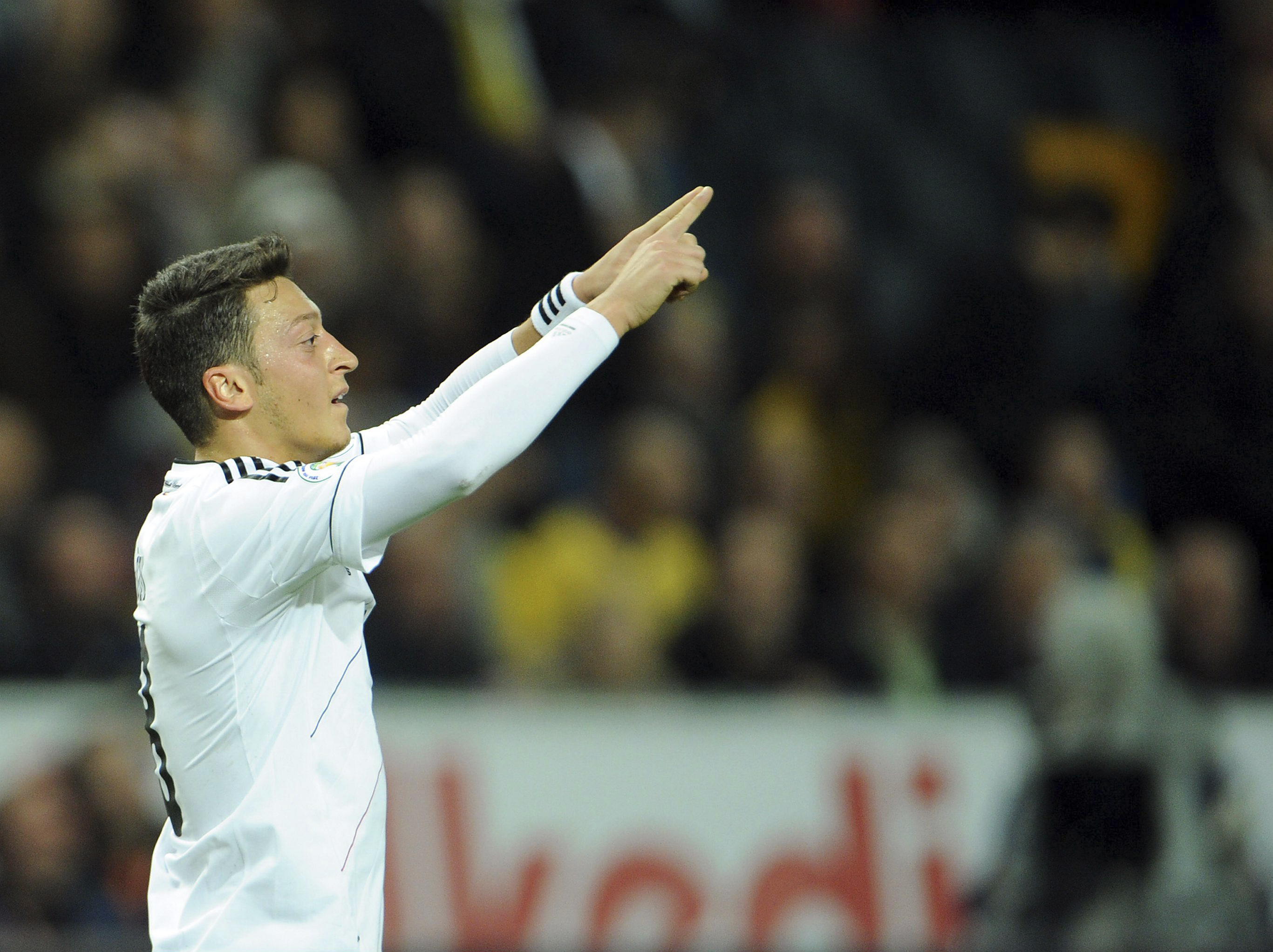 Storstjärnan Mesut Özil gjorde mål precis innan paus för Tyskland. Storstjärnan Mesut Özil gjorde mål precis innan paus för Tyskland.