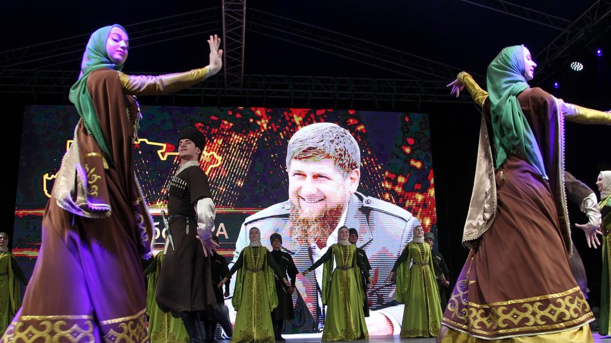 Dansare under firandet av ledaren Ramzan Kadyrovs omval i Tjetjeniens huvudstad Groznyj 2021. Valet dömdes ut av stora delar av omvärlden.