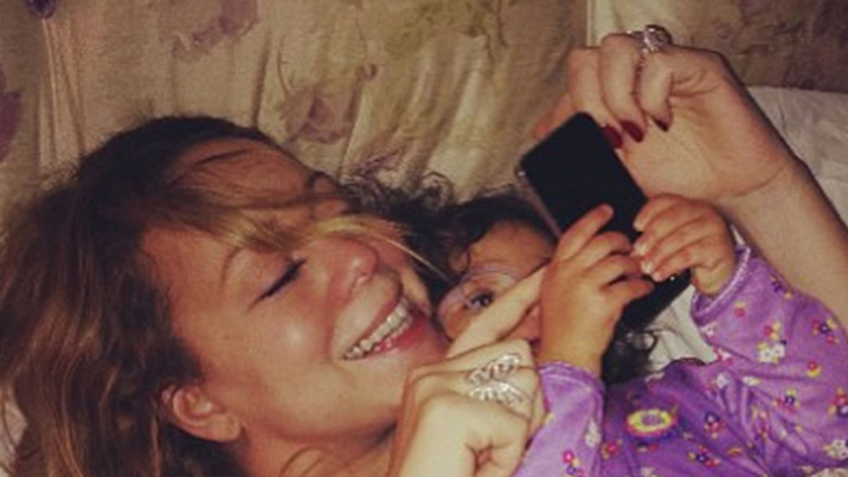 Mariah Carey twittrar med sin dotter.