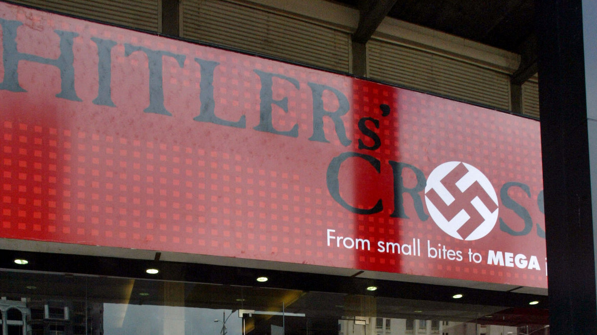 En indisk restaurang vid namn Hitlers Cross, fotat 2006.