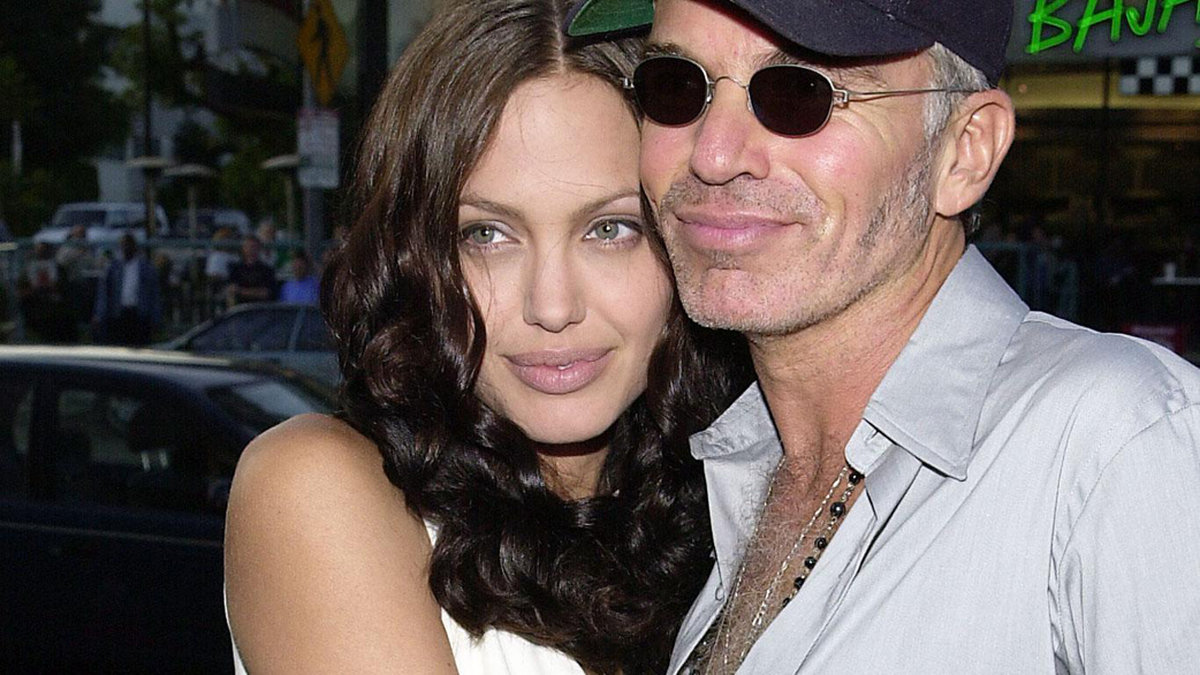 Angelina Jolie är en skummis. När hon var gift med skådespelaren Billy Bob Thornton så bar hon sin makes blod i en liten behållare runt halsen. Billy Bob bar självklart Angelinas blod kring sin hals i ett liknande smycke. Allt för att stärka banden mellan varandra. 