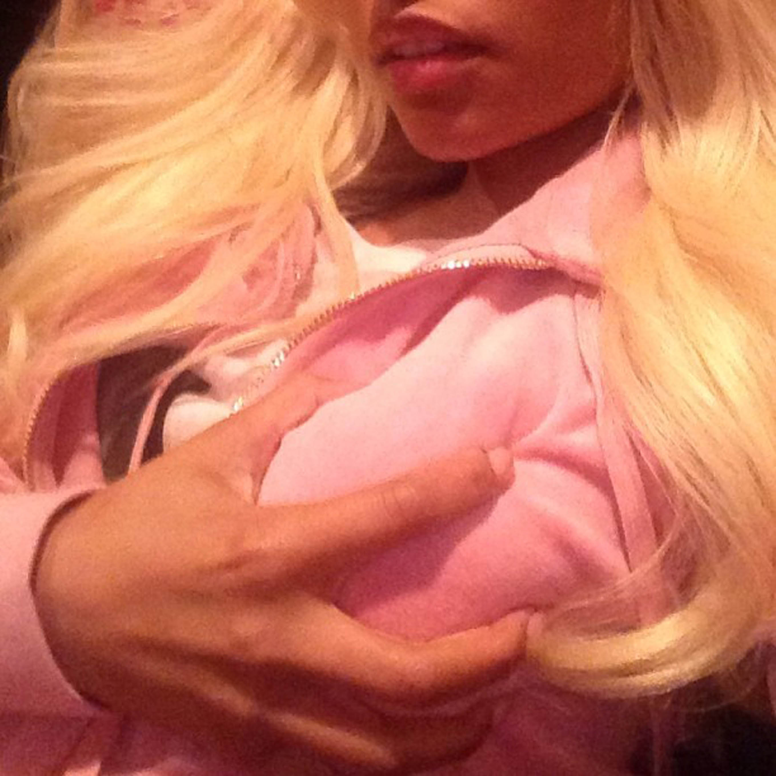 Nicki Minaj njuter av sina egna behag. Nicki Minaj njuter av sina egna behag.