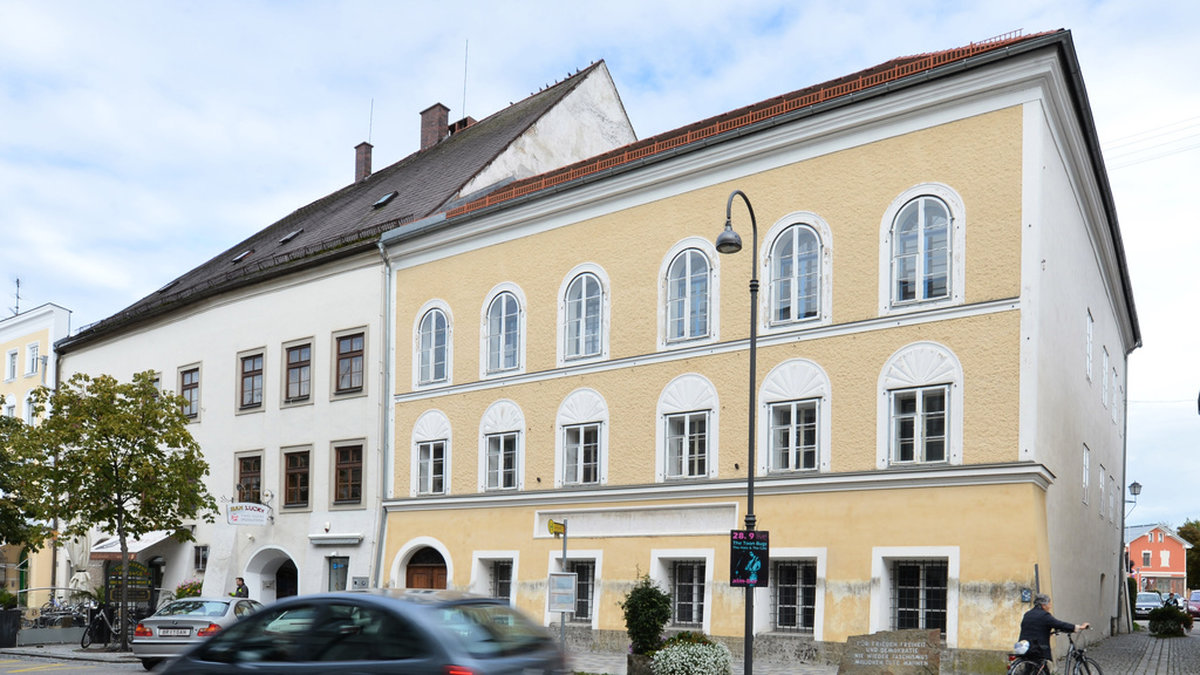 Fyra tyskar misstänks för brott efter att ha lagt rosor vid det hus i österrikiska Branau am Inn där Adolf Hitler föddes.