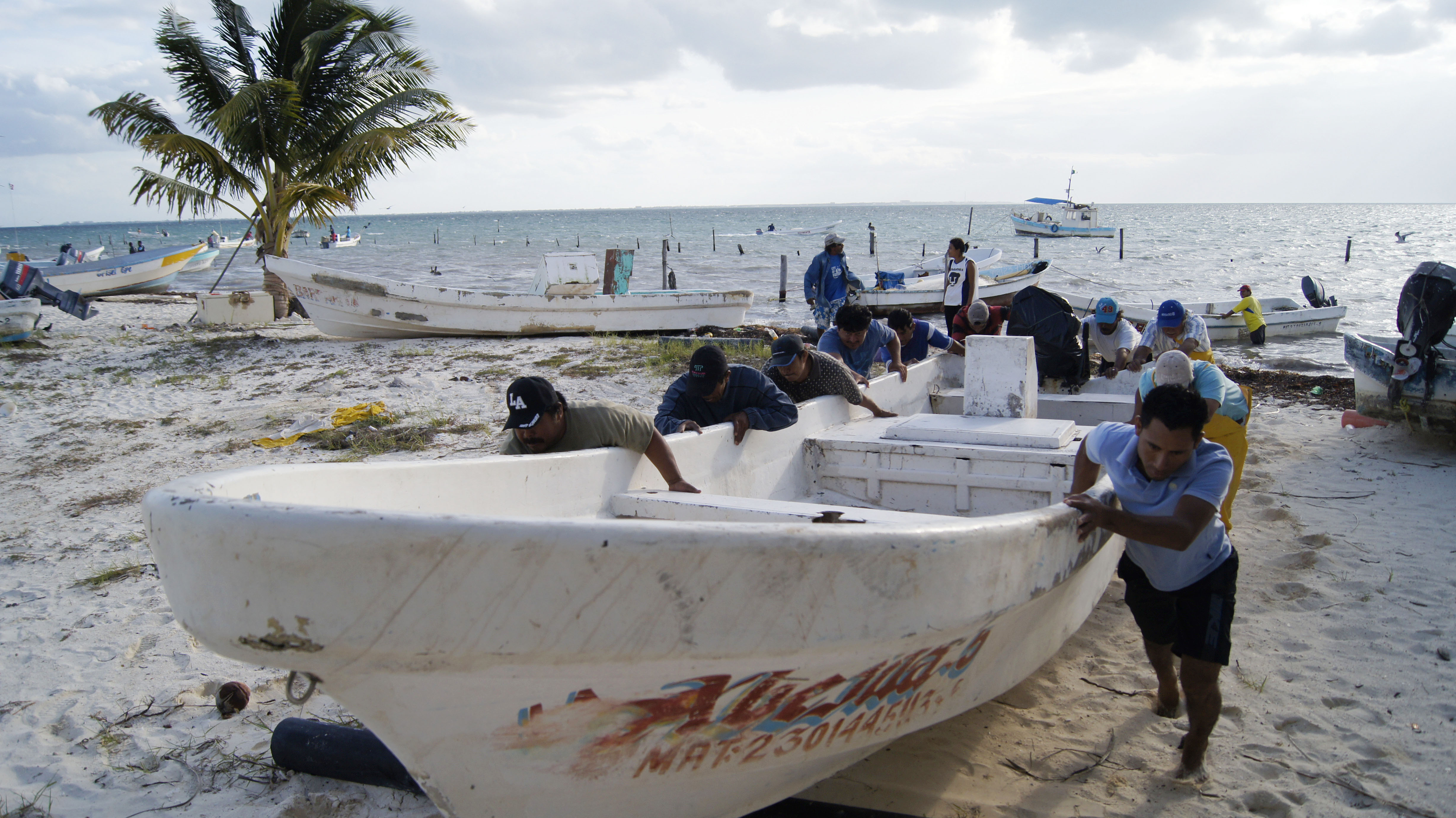 Fiskare längs hela kusten drar upp sina båtar i väntan på Rina.