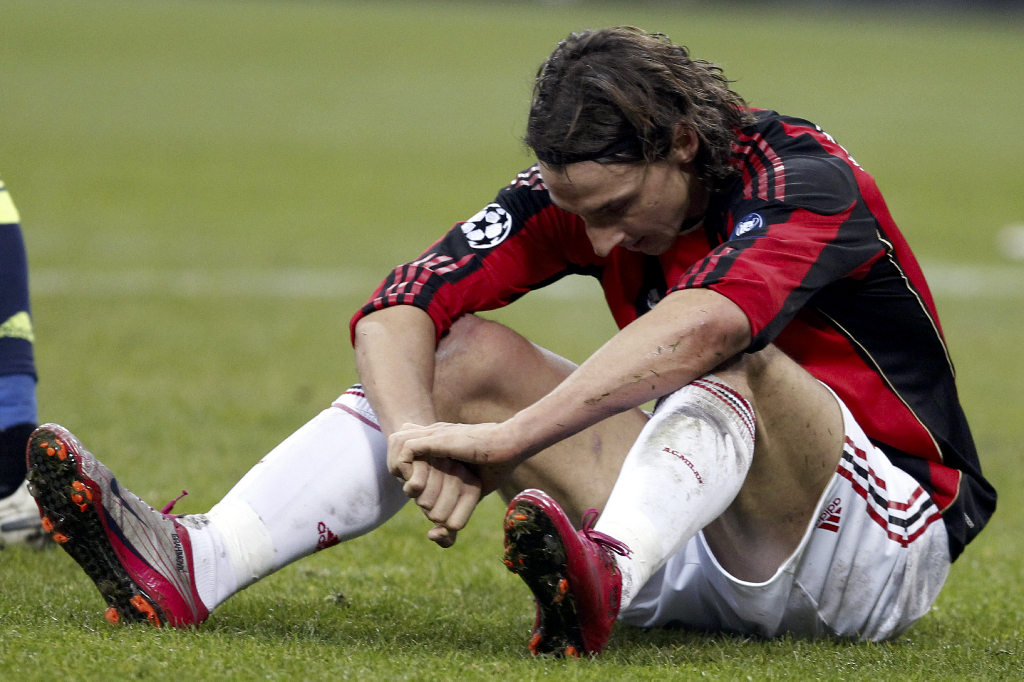 Zlatan Ibrahimovic kunde inte hjälpa sitt rödsvarta Milan, som trots svenskens inhopp förlorade med 2-0.