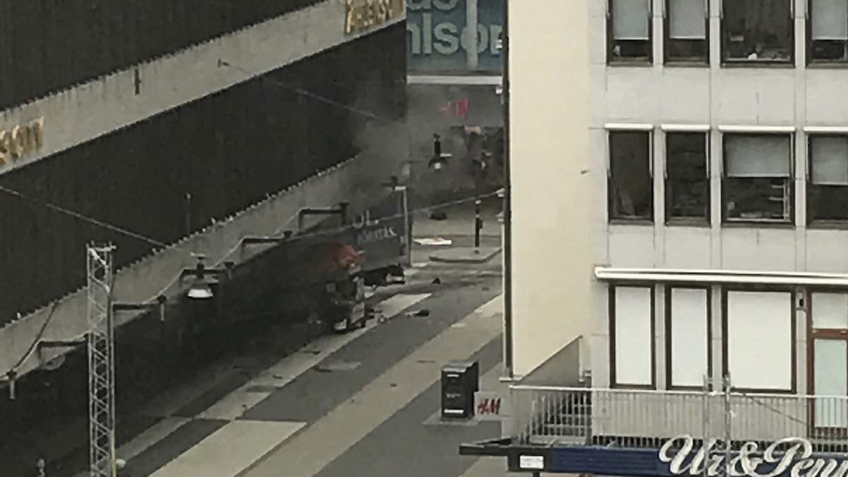 Lastbilden kraschade in i Åhléns. 