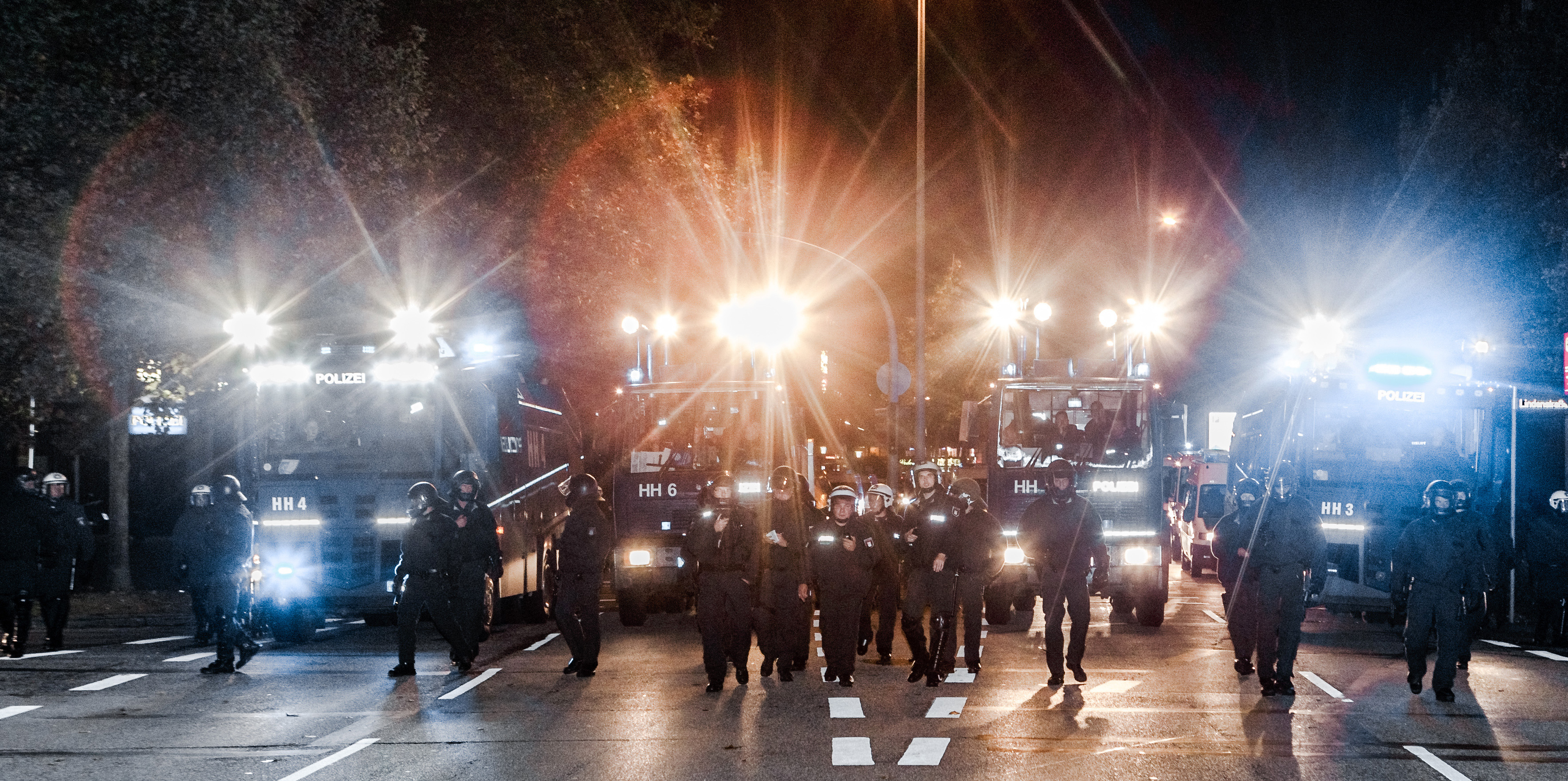 Polis mobiliserar för att möta demonstranter på Berlins gator. Polis mobiliserar för att möta demonstranter på Berlins gator.