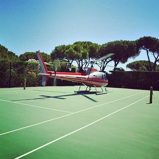 Tennisbanan blev en landningsbana för helikoptern. Tennisbanan blev en landningsbana för helikoptern.