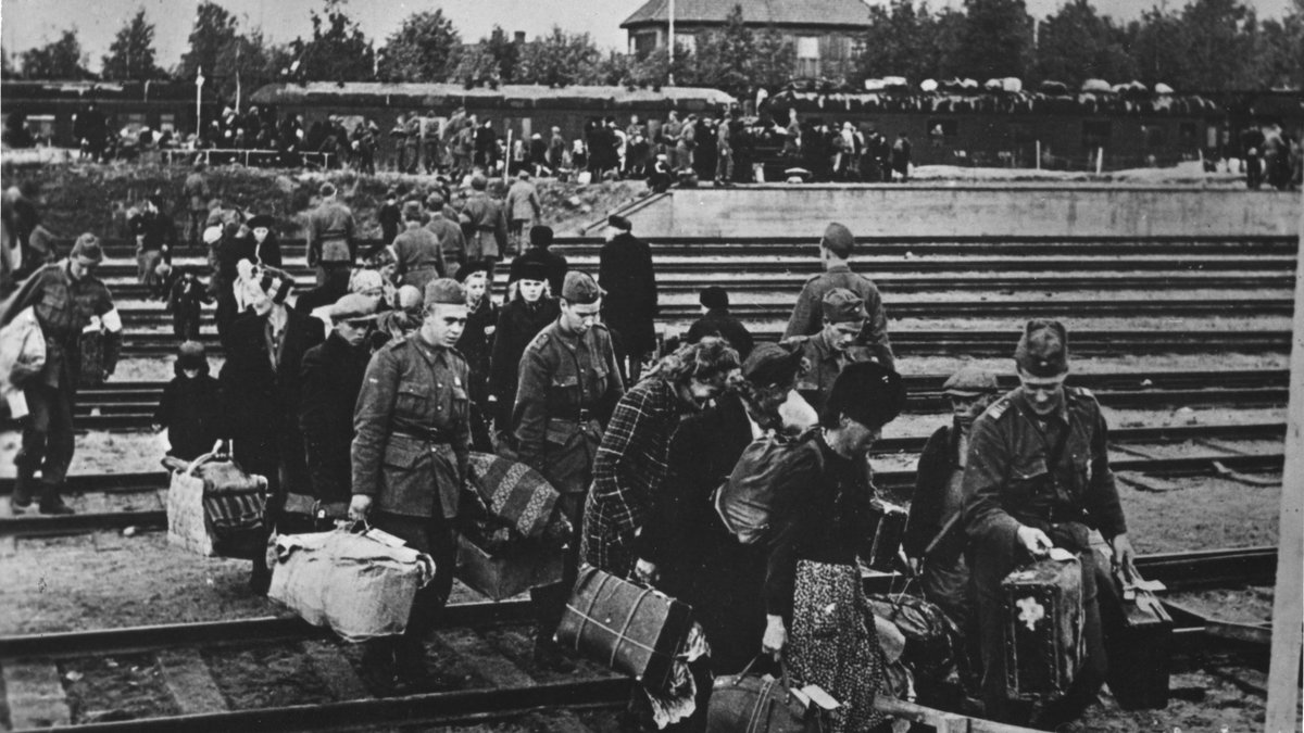 1944: Svenska soldater hjälper flyktingar vid gränsen