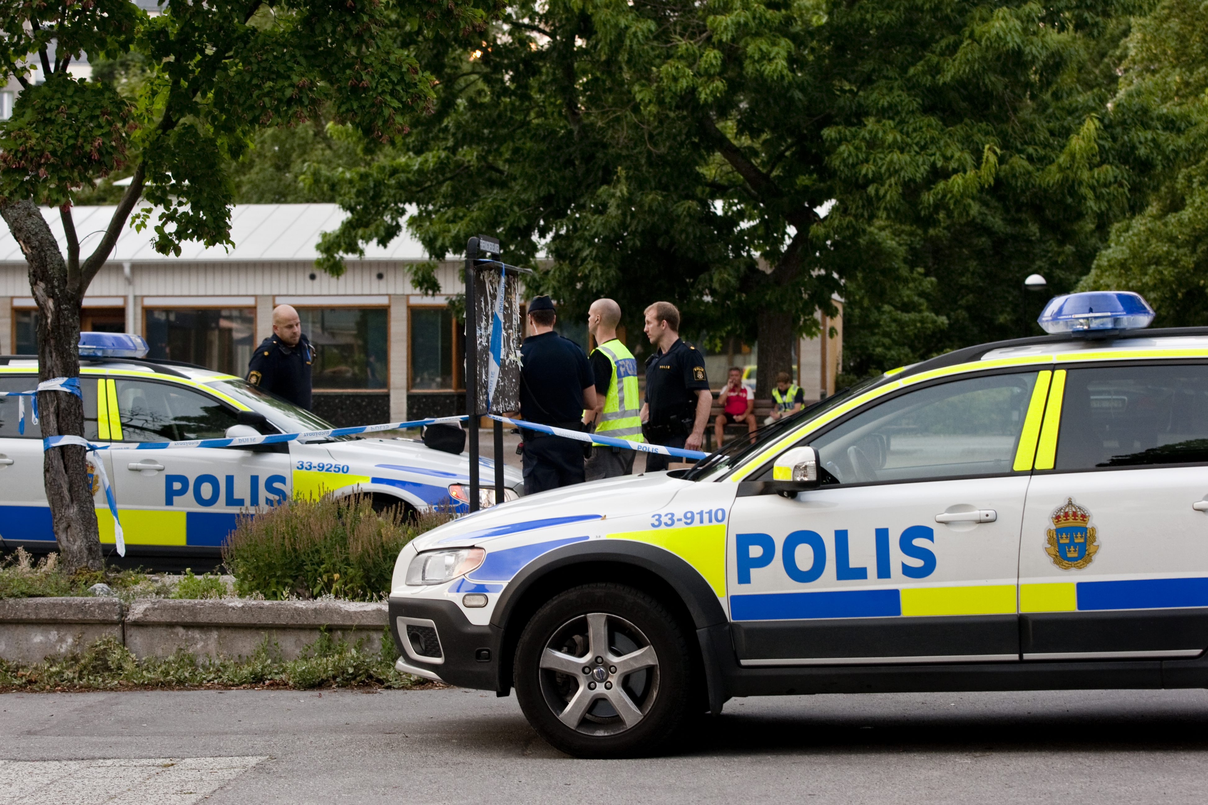 Polisen i Stockholm hade fullt upp i helgen med tre misstänkta mord i 08-området.