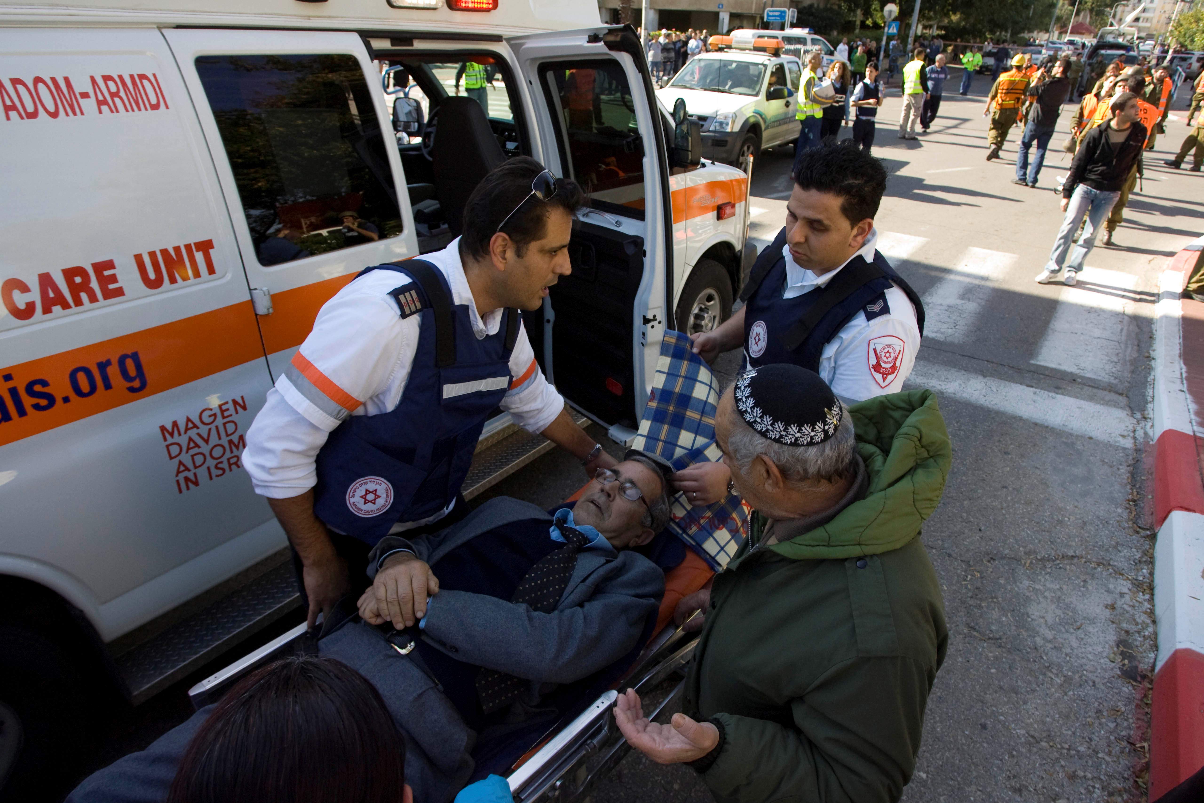 Två israeliska ambulansförare för in en skadad person i ambulans. Personerna på bilden har dock inget med läkarna i artikeln att göra.