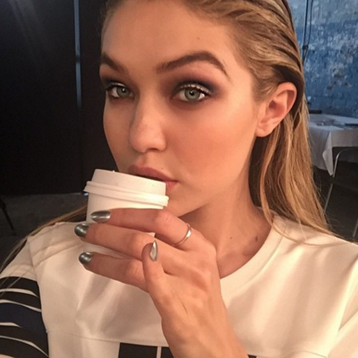 Gigi Hadid med snygga metallicnaglar. Gigi Hadid med snygga metallicnaglar.
