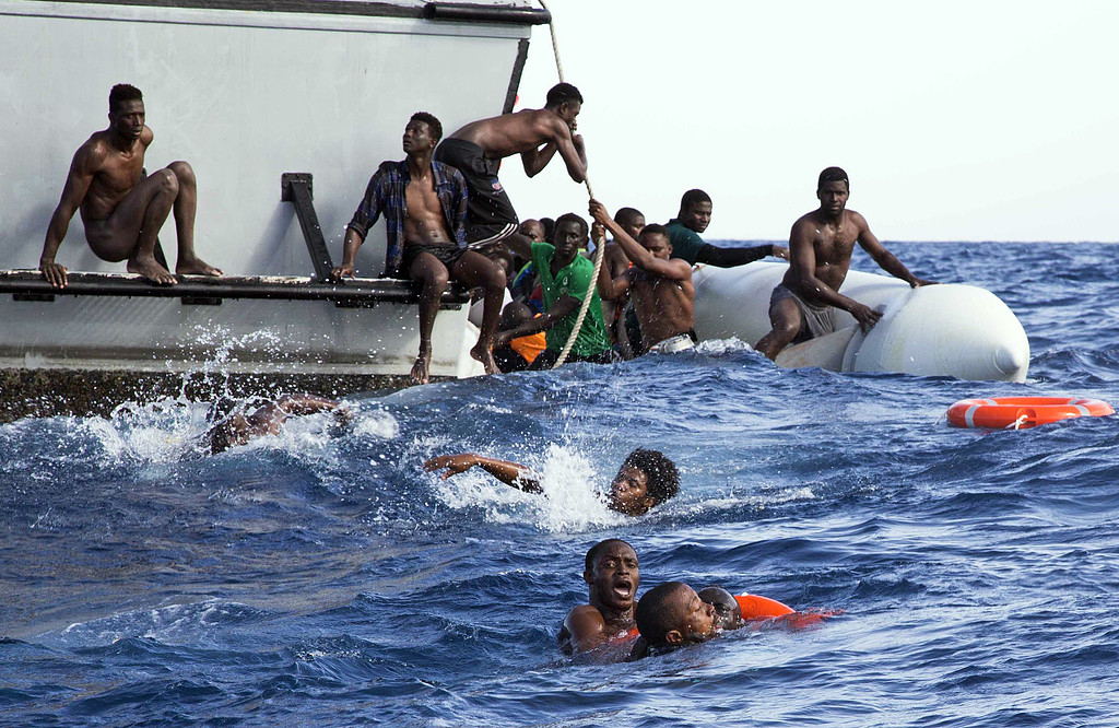 Flyktingar från Libyen flyr till Europa via Medelhavet Flyktingar från Libyen flyr till Europa via Medelhavet