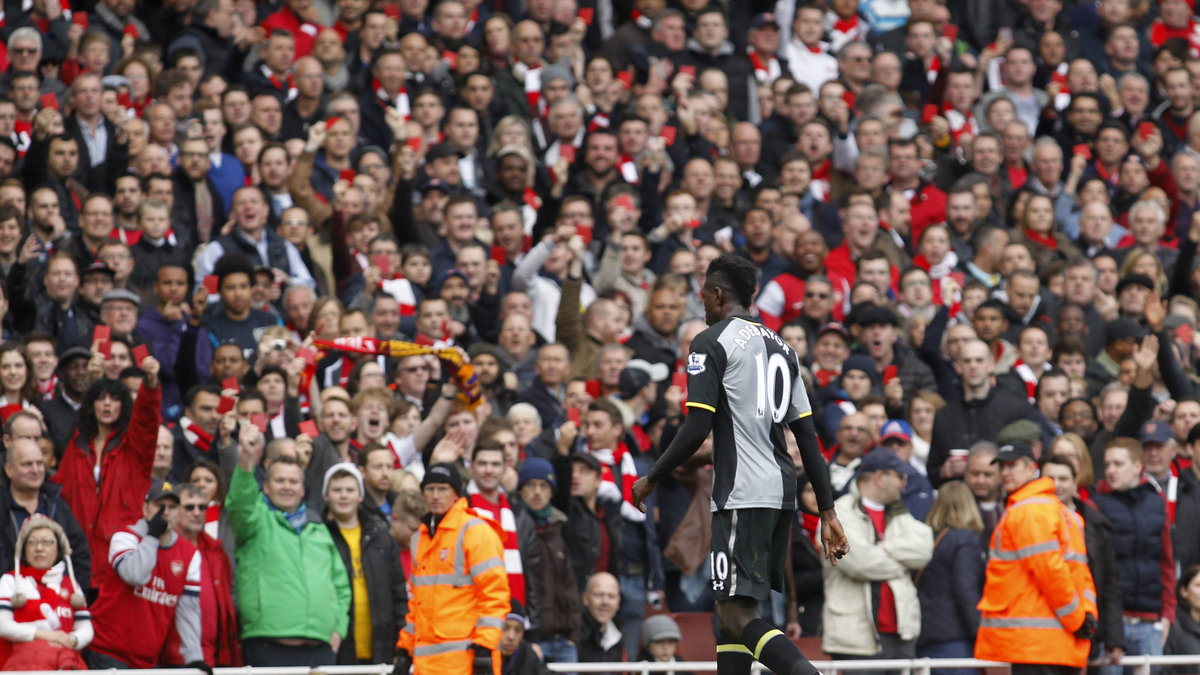 Arsenal-fansen vinkar glatt av Adebayor efter att han fått rött kort.