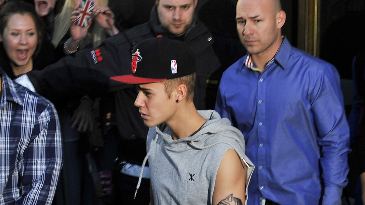 Senast Bieber var i Stockholm misstänktes han för att ha haft cannabis i turnébussen.