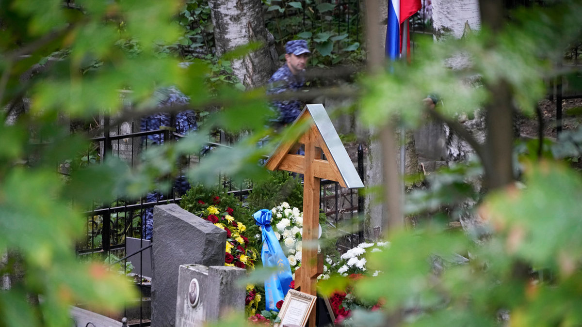 Blommor vid det som sägs vara Jevgenij Prigozjins grav på kyrkogården i S:t Petersburg