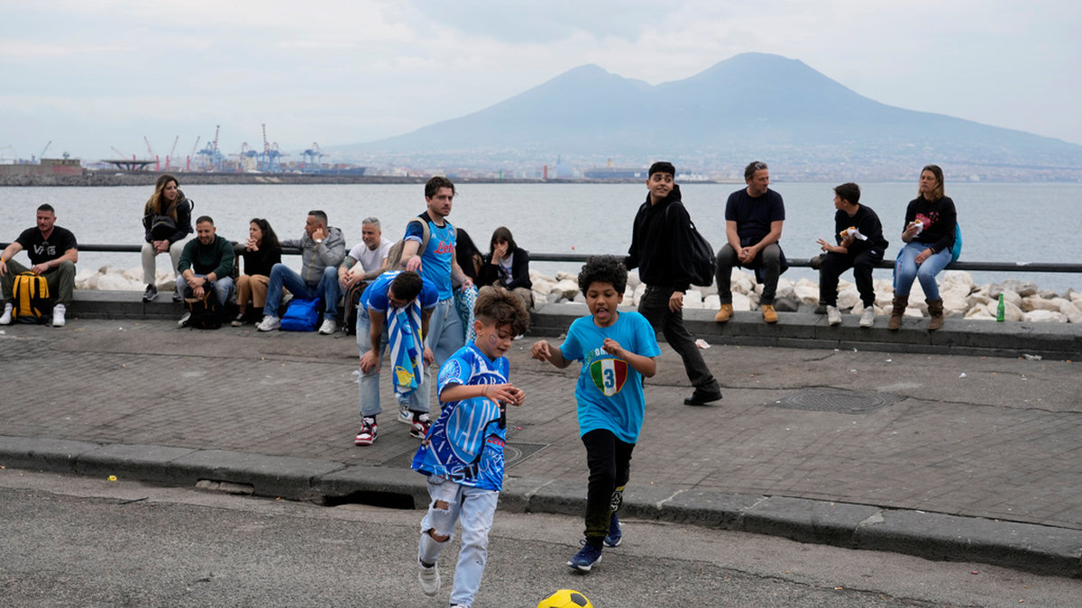 Barn spelar fotboll i Neapel, där maffian Camorra har starkt fäste. Arkivbild.