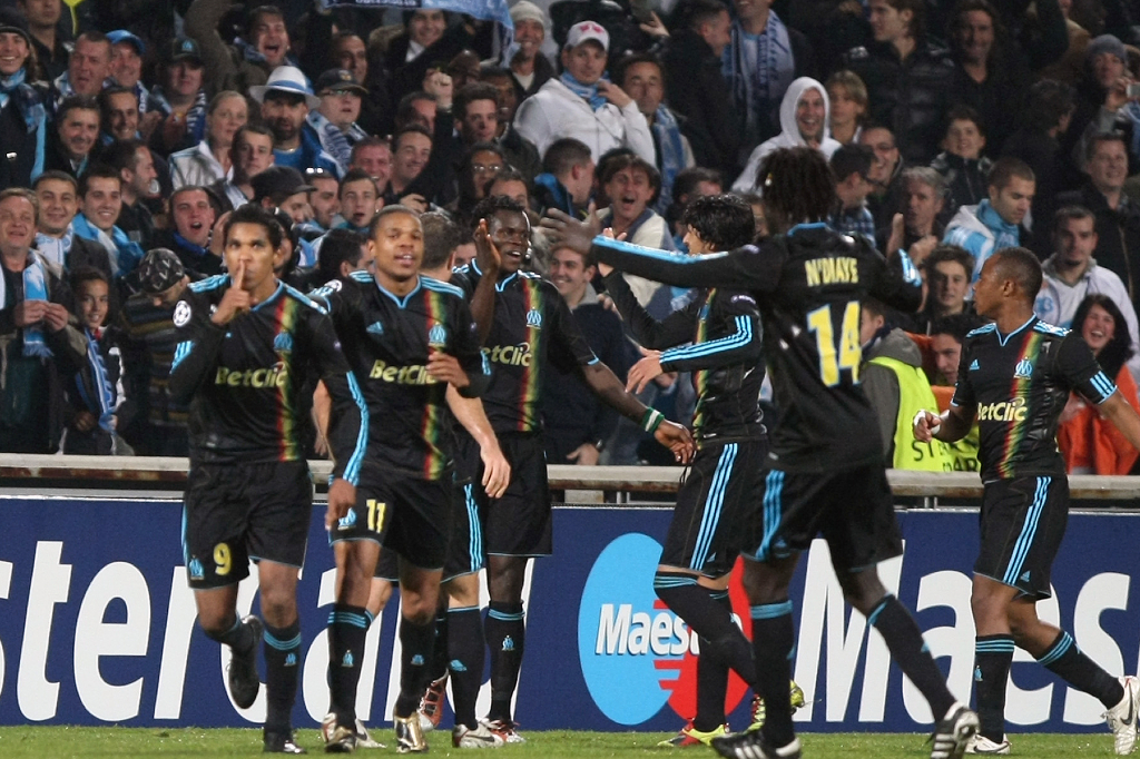 Marseille firar sitt mål mot Premier League-mästarna under gårdagens stora drabbning.