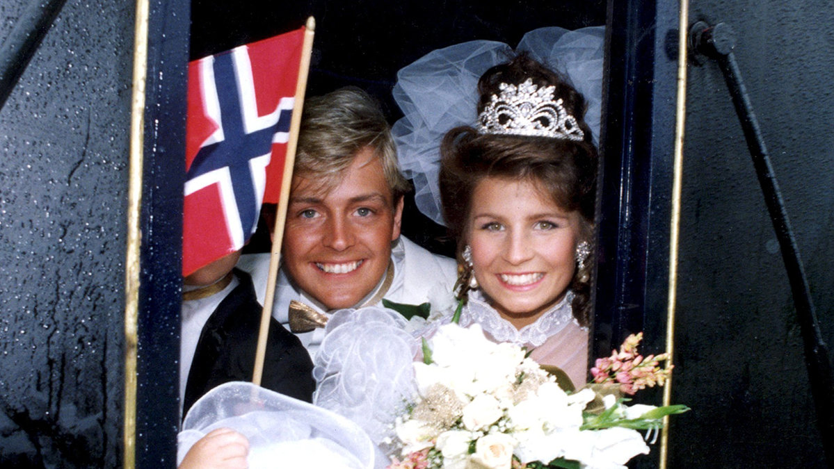 Carola och Runar åker häst och vagn efter sitt bröllop 1990.