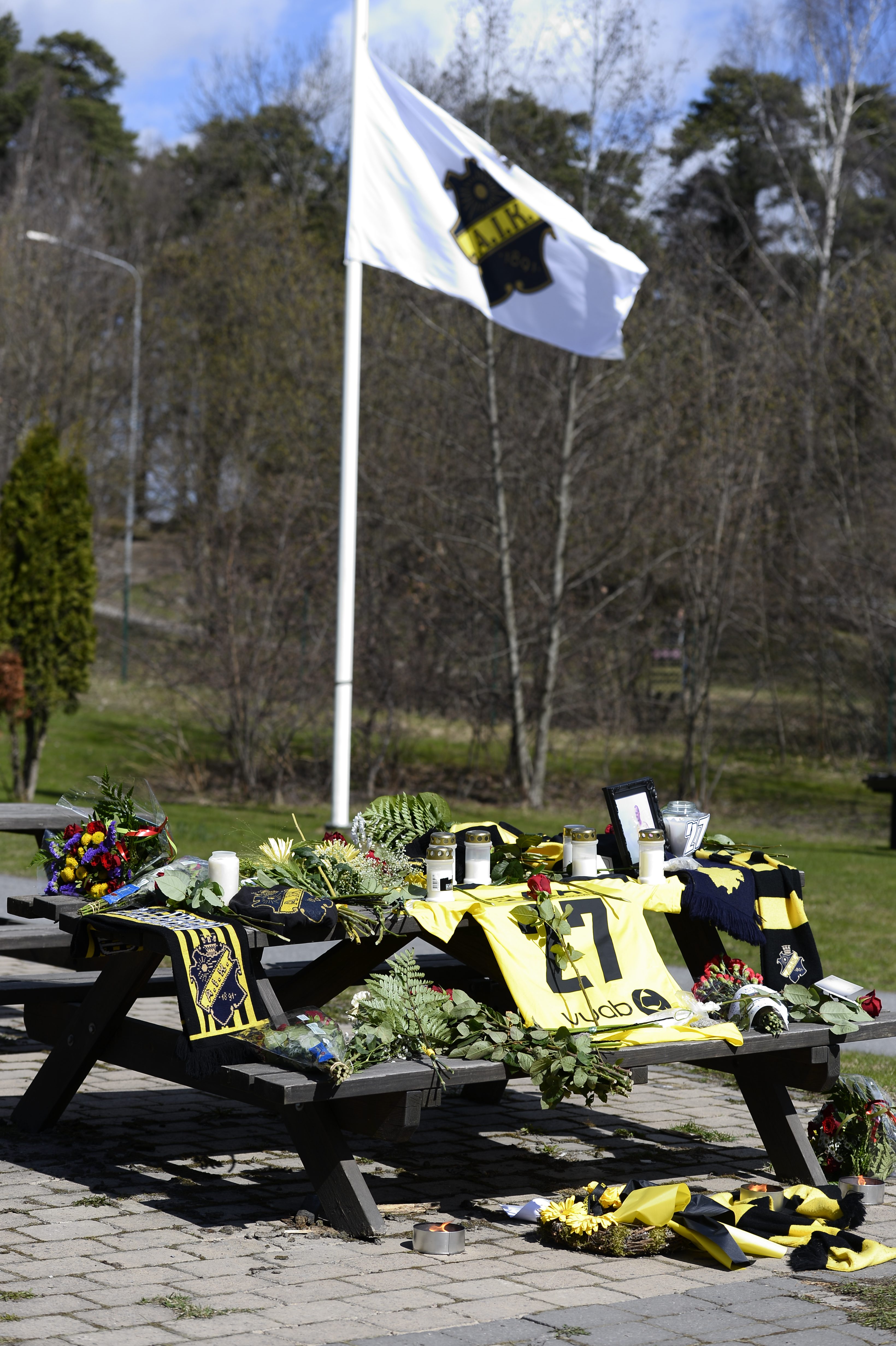 Flagga på halvstång och blommor. Flagga på halvstång och blommor.