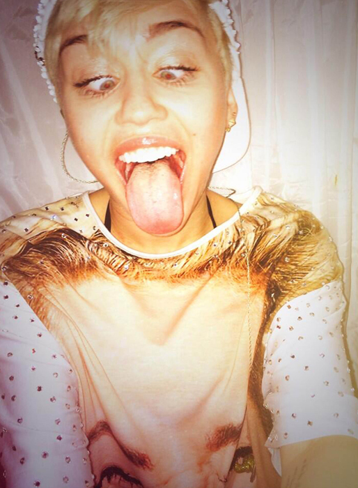 Miley stretchar tungan. Miley stretchar tungan.