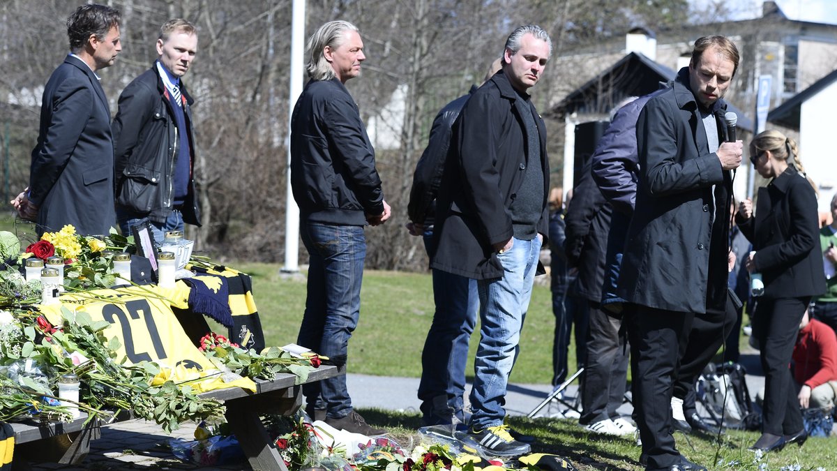 AIK:s ledning höll presskonferens efter det tragiska beskedet.