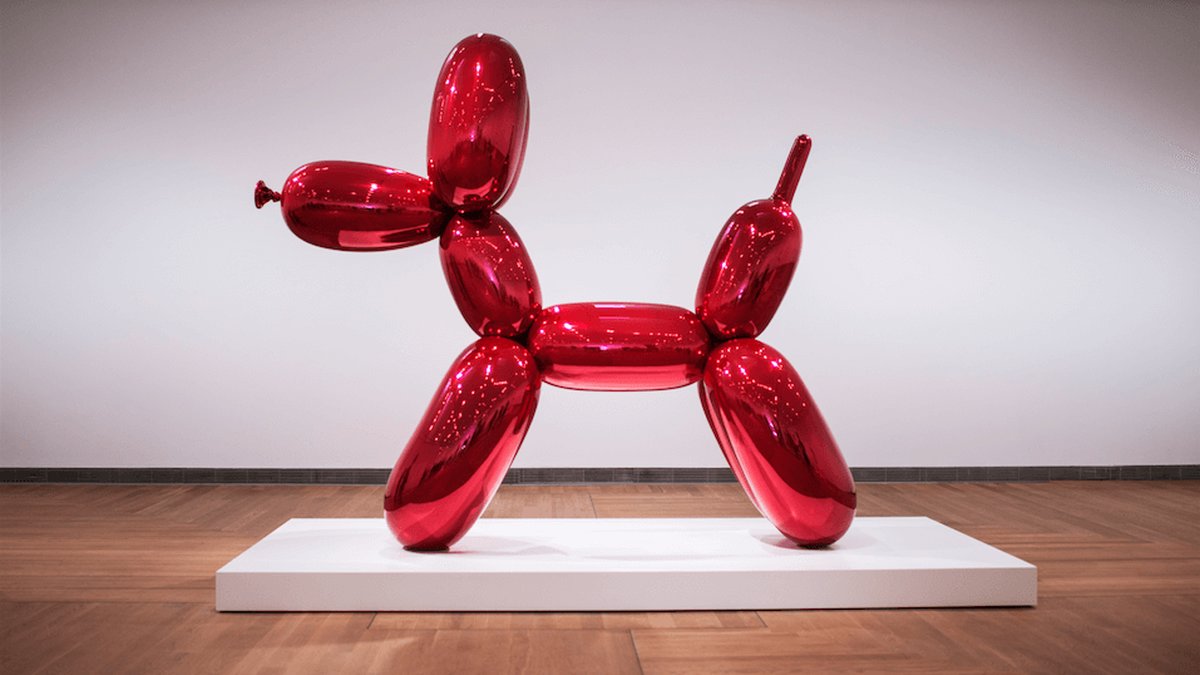 En av den amerikanske konstnären Jeff Koons ballonghundar som ställts ut på Moderna museet.