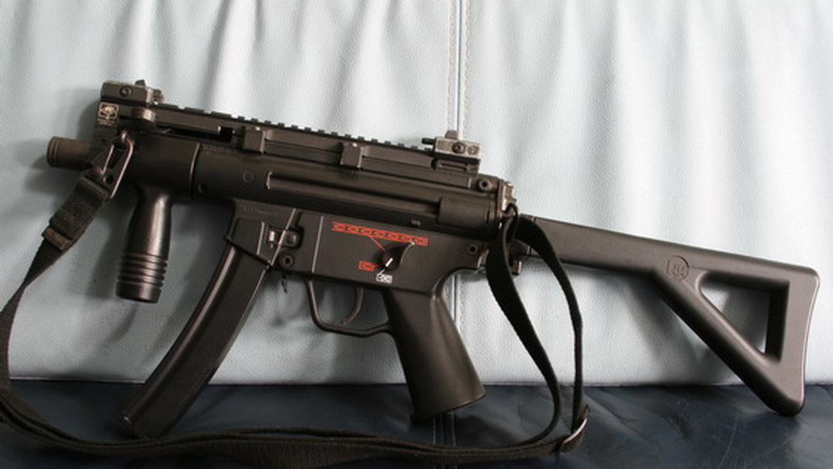 En MP5K – liknande det som bärs av svensk polis.