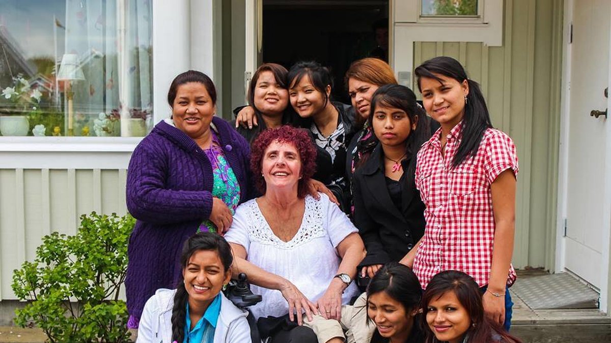 Men sen kom vändningen när hon fick höra om barnen i Nepal. Här har hon fått träffa de flickor som räddats när de var i Sverige på besök. 