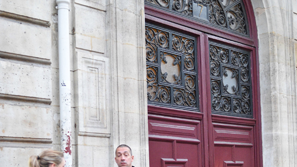 Poliser utanför Kanye och Kims lägenhet i Paris där Kim blev överfallen av beväpnade rånare.