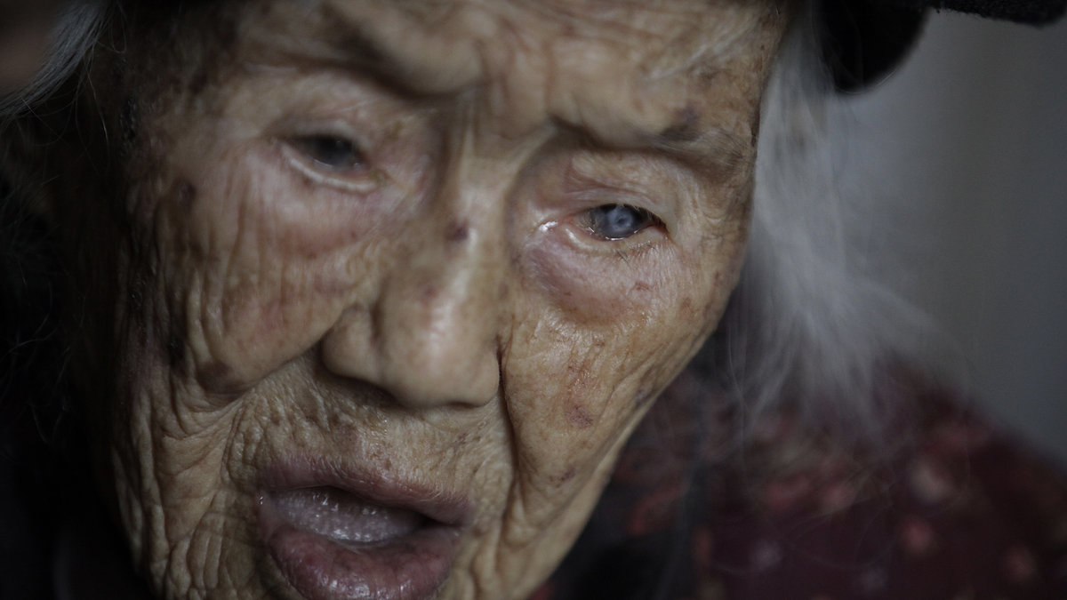 Zhang Zefang är 94 år och har tidigare stämt sina barn för att de inte tar omhand om henne. I takt med att allt fler blir äldre ökar trycket på deras barn att ta hand om dem.