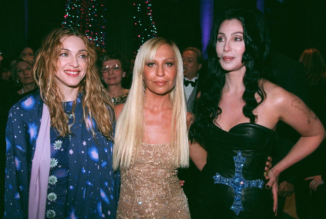 Donatella Versace, i mitten var en gång i tiden en riktig skönhet. Donatella Versace, i mitten var en gång i tiden en riktig skönhet.